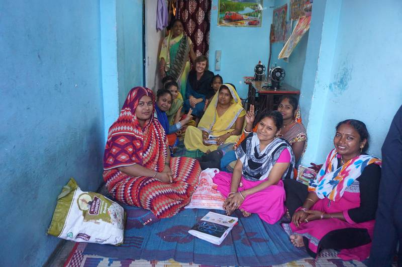Bild från ett syprojekt i Indien där EFK:s partner arbetar förebyggande med utbildning av barnen i slumområdet vid järnvägen och med att ge kvinnorna yrkesträning och  en möjlighet till inkomst. Allt i förebyggande syfte mot att hamna i människohandel.