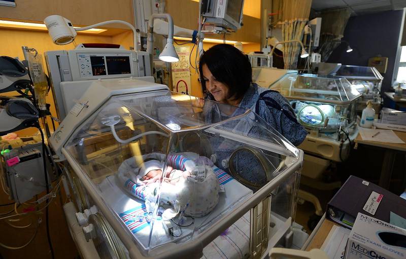 Nyfött barn vårdas i kuvös. 1989 slog WHO fast att gränsen vid livsduglighet går vid 22:a graviditetsveckan – en gräns som gällt sedan dess.