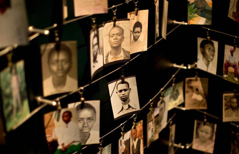 Familjefotografier på några av folkmordets offer finns på Kigali Genocide Memorial Centre i Rwandas huvudstad. Över 800 000 människor mördades kallblodigt under hundra dagar 1994.