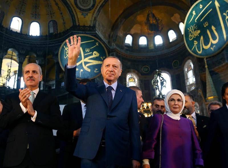 Turkiets president på besök i Hagia Sofia, den historiska byggnaden han vill göra om till en moské.