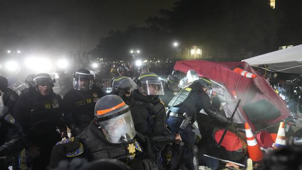 Universitetskaos: Polis tränger in på UCLA