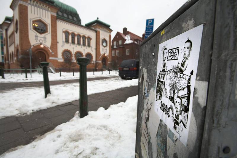 MALMÖ. En antisemitisk affisch strax utanför Malmö synagoga.
