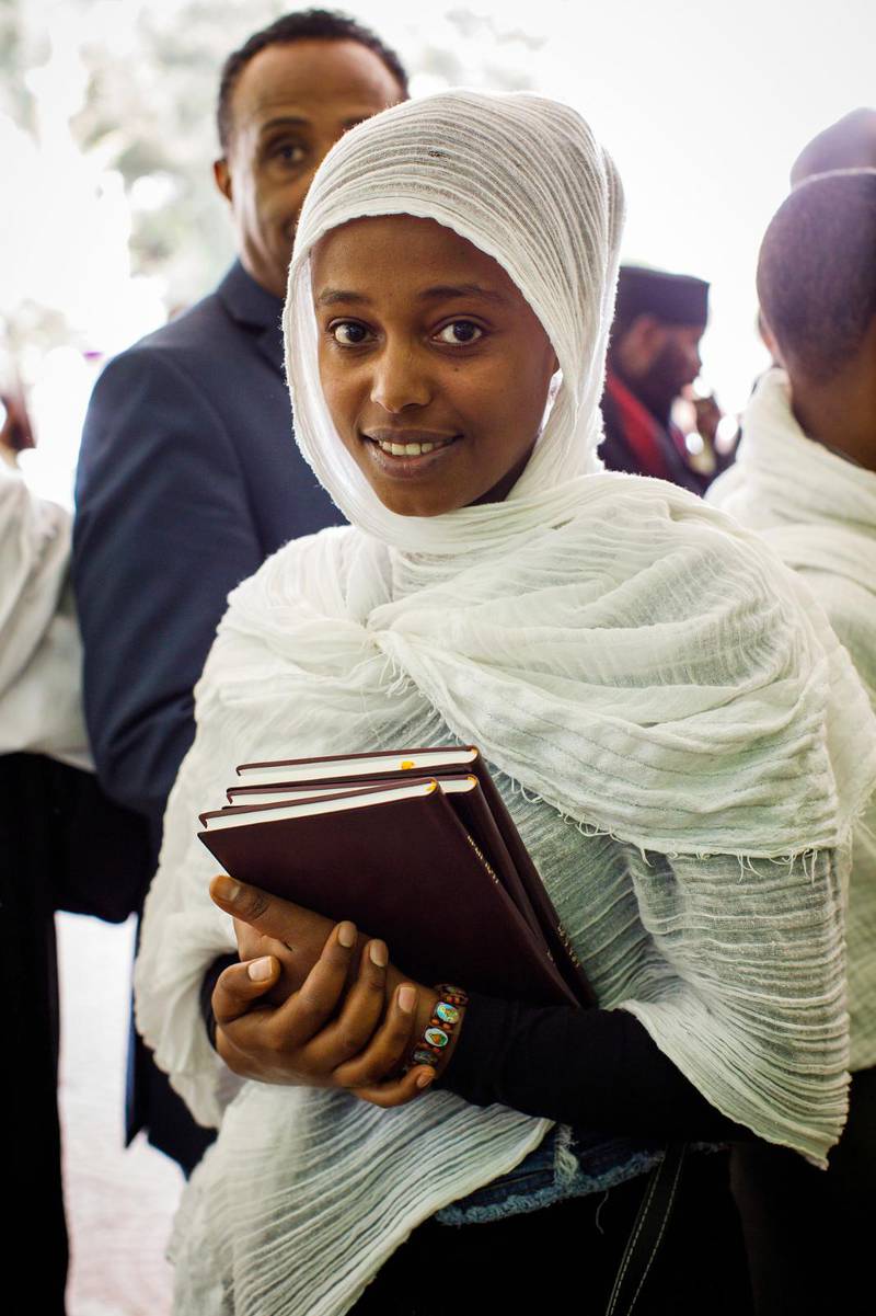 Just nu är nationella bibelsällskap involverade i 400 översättningsprojekt över hela världen. Men visionen är att det år 2033 ska finnas 800 ytterligare bibelöversättningar. Bilden, en flicka i Etiopien med Nya testamentet. 