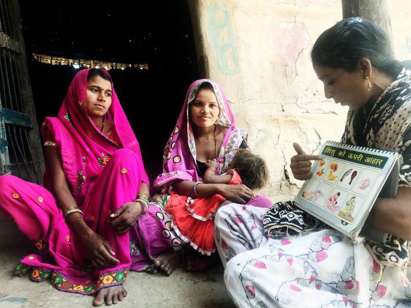 En av Erikshjälpens indiska samarbetsorganisationer ger råd till kvinnor i Khandwa distriktet i Indien.