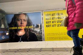Kritik mot Amnestys affischer i Stockholm när flicka bär ”palestinasmycke”