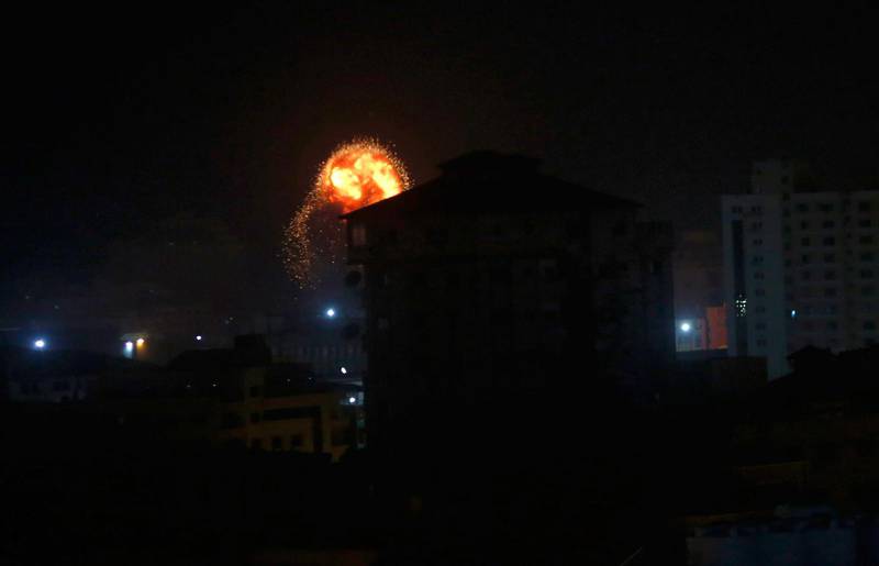 Israelisk militär anföll tidigt på fredagen Hamas militära mål inne i Gaza.