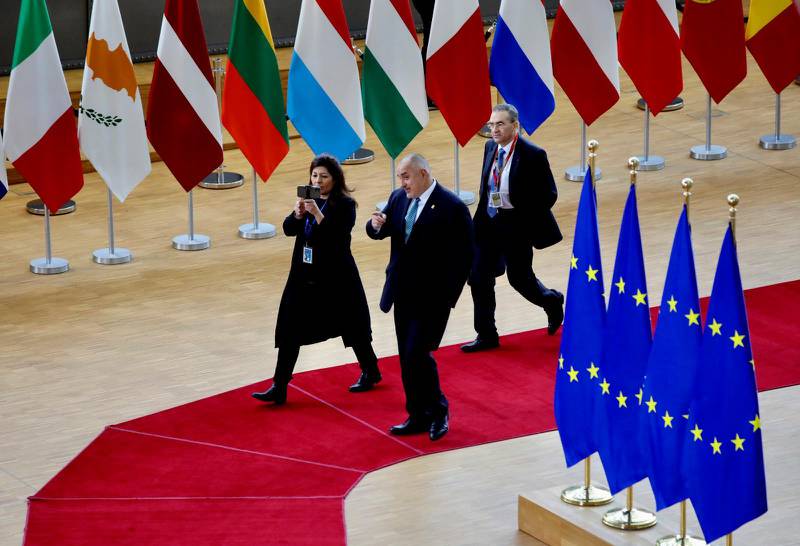 Just nu pågår en segdragen kamp i Bryssel om EU:s långtidsbudget. Här anländer den bulgariska premiärministern Boyko Borissov till mötet (fredag).(AP Photo/Olivier Matthys)