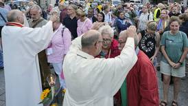 Vatikanen agerar för att lugna upprörda präster efter hbtq-beslutet