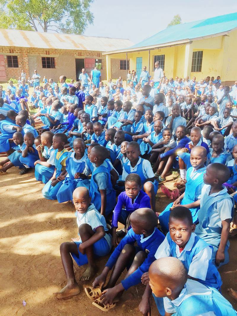Barnmorskan Gunilla Ek träffar unga flickor på en skola för att prata om könsstympning och flickors rättigheter till ett ostympat underliv.