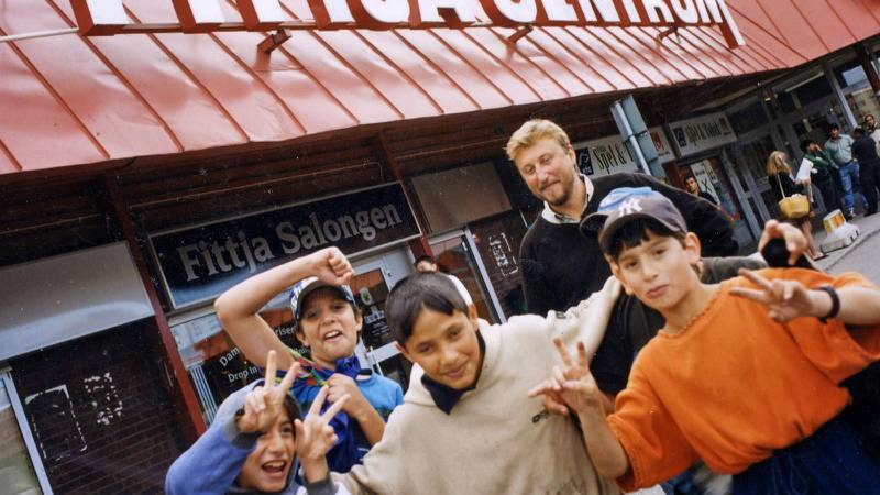 De fem pojkarna som Janne Josefsson mötte under inspelningen av Fittja Paradiso 1999. Musa, Ramzy, Oguzhan, Janis och Gabriel (Johnny).