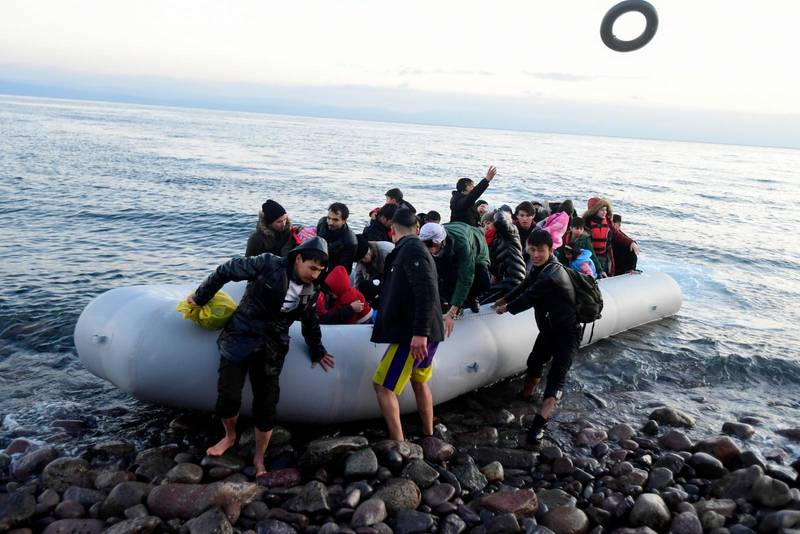 För att ta sig till Sverige för att söka asyl måste många hinder passeras, här anländer flyktingar till Grekland efter att ha tagit sig över Medelhavet.