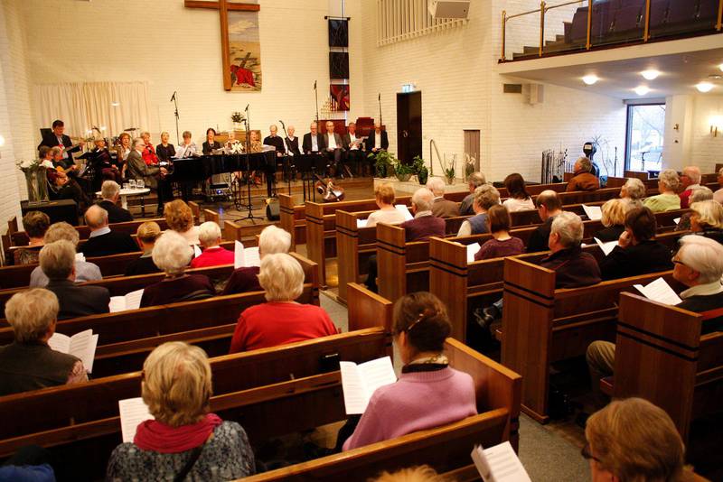 Hela kyrkan sjöng igen i Järfälla! När man annonserar om att man ska sjunga de gamla älskade andliga sångerna, och att lyssnarna får önska sin egen favorit, då kommer publiken! 