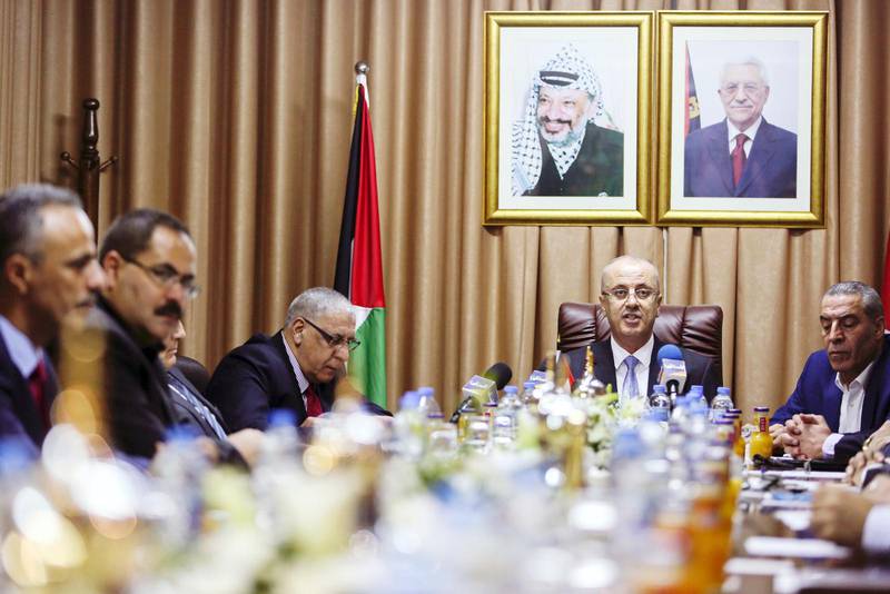 Den palestinska premiärministern Rami Hamdallah, mitten, höll den 3 oktober 2017 det första inledande regeringsmötet i Gaza för att försöka skapa försoning mellan Fatah och den militanta gruppen Hamas.