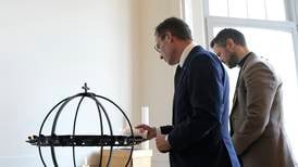 Statsministern på plats i Bryssel - tände ljus i Svenska kyrkan