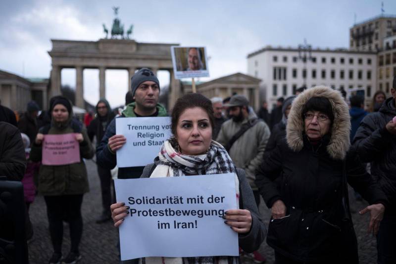 PROTEST. Kvinnor i Tyskland visar sympati för iranska kvinnor som med stora risker tar av sig slöjan i protest.