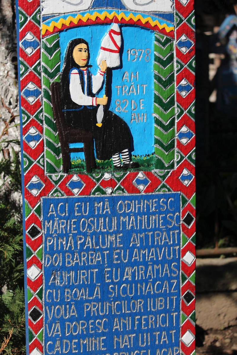 Den ”glada” kyrkogården i Săpânţa. De döda hedras med färgglad bild och dikt istället för dystra dödsrunor.