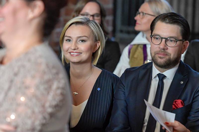 På vilket sätt är KD villiga att släppa in SD i politiken? Här en bild från Storkyrkan, vid gudstjänsten i samband med riksmötets öppnande, där Ebba Busch Thor och Jimmie Åkesson hamnade bredvid varandra.