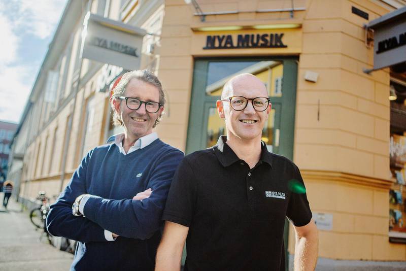 Jan Bjurenstedt, avgående ägare, och David Bokinge, ny delägare av Nya Musik i Jönköping.