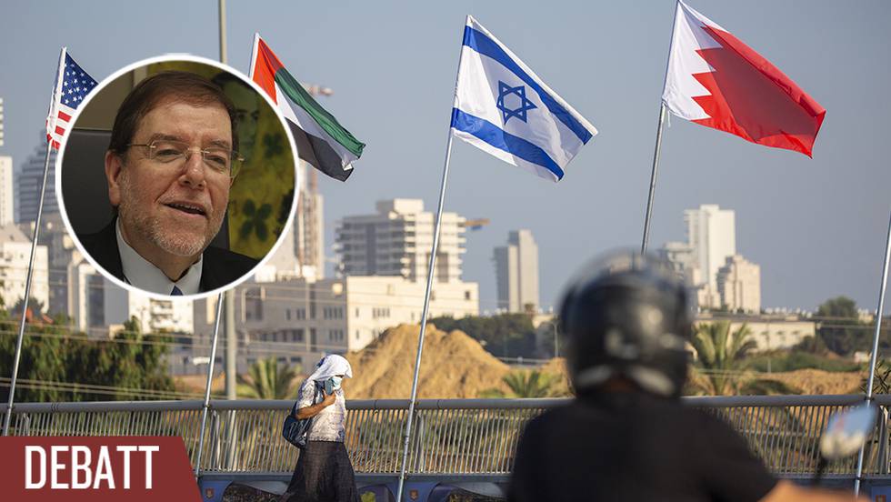USA:s, Förenade Arabemiratens, Israels och Bahrains flaggor hissade på "Peace Bridge" i Netanya, Israel.