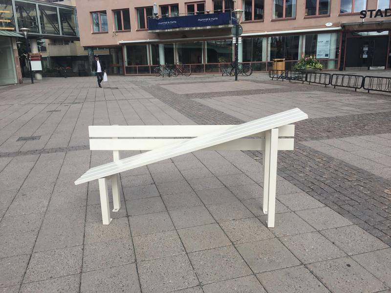 "Modified social bench" av Jeppe Hein, Danmark.