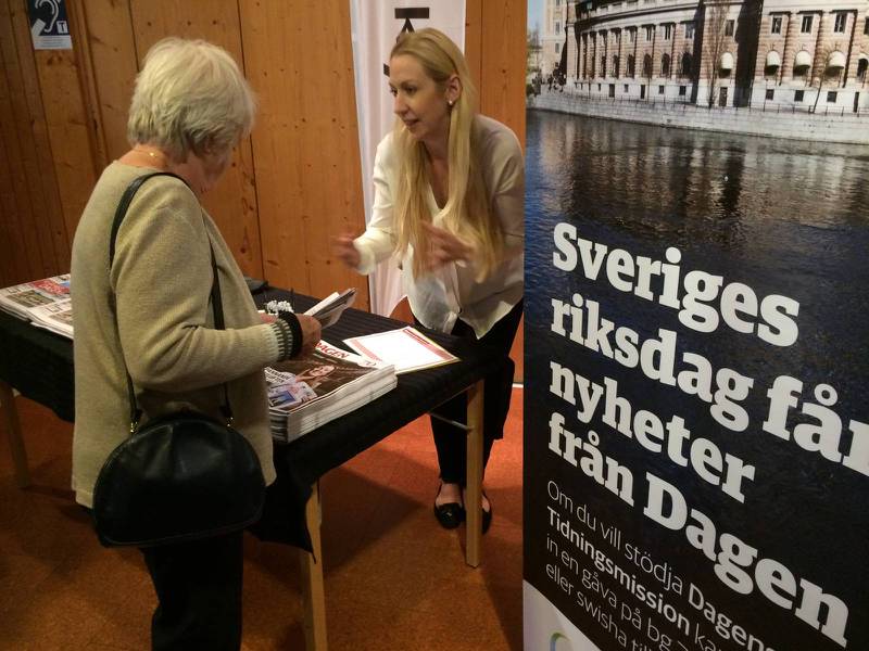 Sandra Björnsdotter Eriksson, försäljningsansvarig på Dagen, möter läsare i Betlehemskyrkan i Gävle.