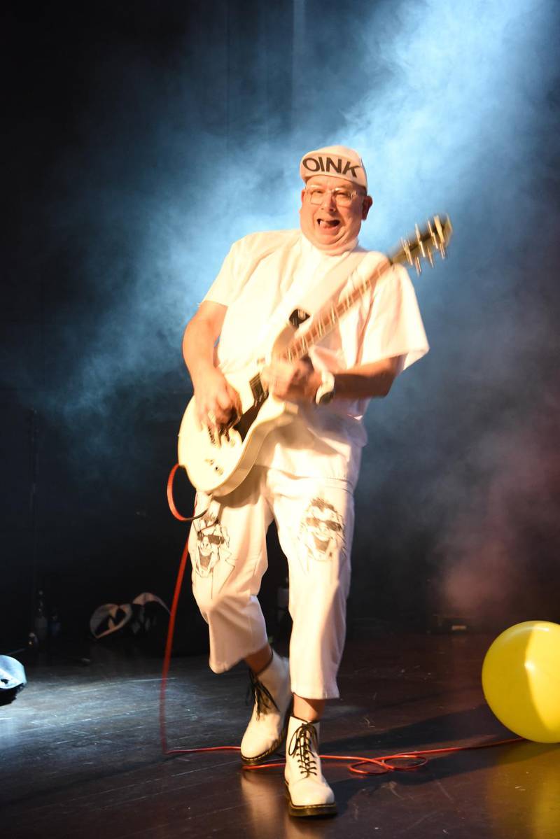 One Bad Pig gjorde sin första Sverigespelning. Här gitarristen Paul Q-Pek.