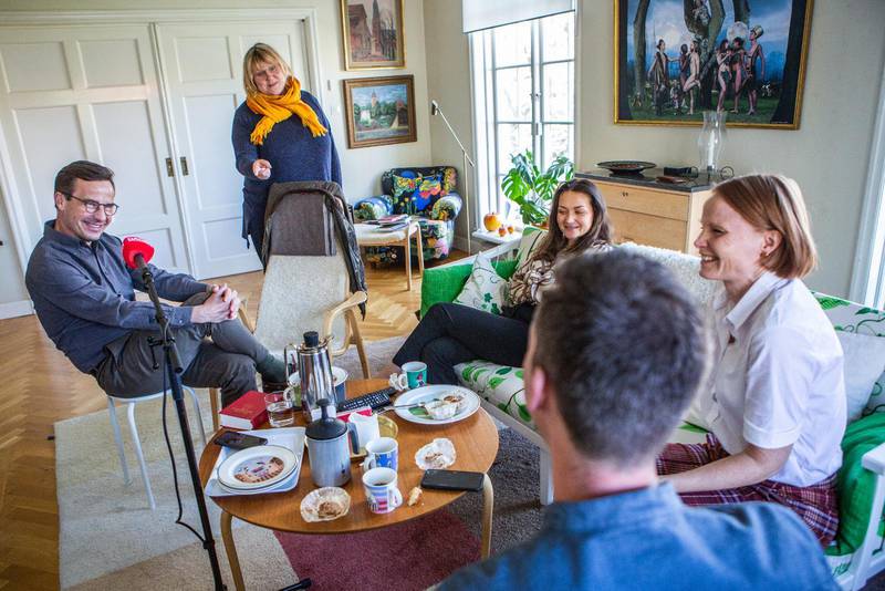 Moderaternas partiledare Ulf Kristersson intervjuas av Malin Aronsson och Daniel Wistrand för podcasten Dagens Människa. Med på bilden är Kristerssons fru Birgitta.