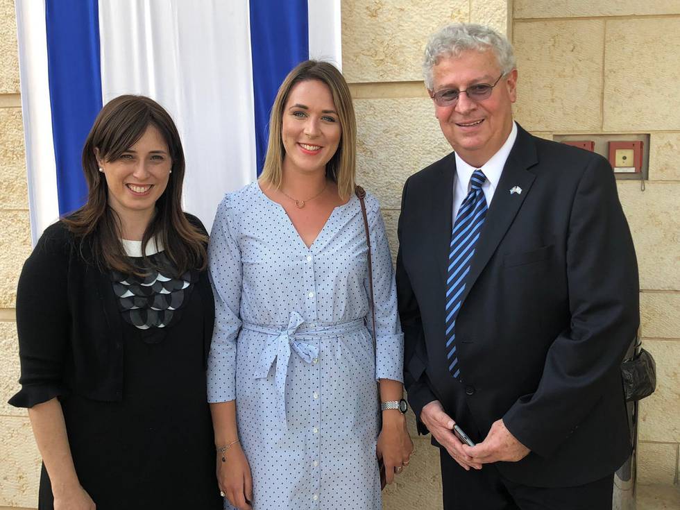 Israels biträdande utrikesminister Tzipi Hotovely (t v), kristdemokraten Isabelle Waldenvik (i mitten) och tidigare ambassadören i Sverige Isaac Bachman (t h). foto: privat