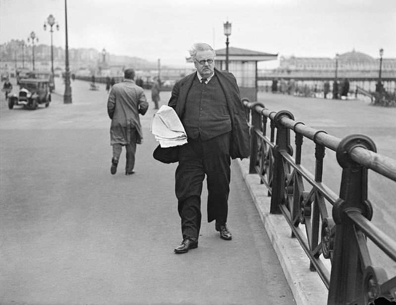 G.K. Chesterton tar en promenad i Brighton i södra England 1935.