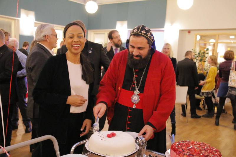 TÅRTA. Kulturmininster Alice Bah Kuhnke och den syrisk-ortodoxe biskopen Benjamin Atas skär upp tårta, då Sveriges kristna råd firar 25 år.