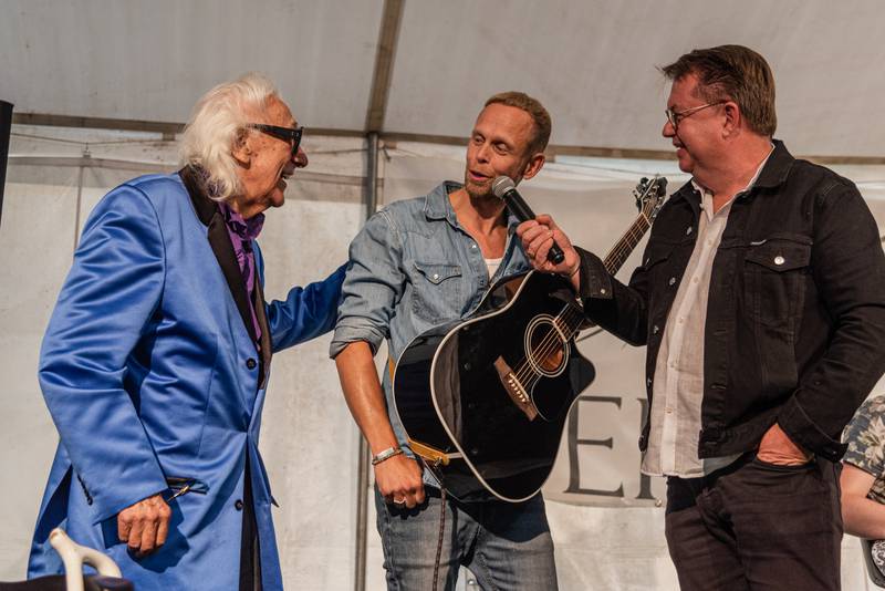 Målle Lindberg, 93, sjöng i Vekkelseteltet i Stockaryd tillsammans med Emilia Lindberg, Lindbergarna och Andreas Nielsen. (24 augusti 2023)
