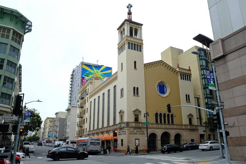 Glide Memorial United Methodist Church i San Francisco är en av de amerikanska Metodistkyrkor som länge förespråkat en mer liberal syn i HBTQ-frågor. Bland annat var kyrkan bland de första i landet som genomförde samkönade vigslar trots att det inte varit sanktionerat av samfundsledningen.