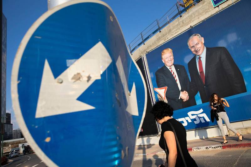 blir rafflande. Premiärminister Benjamin Netanyahus högerparti Likud och tidigare ÖB:n Benny Gantz mittenparti Blåvitt ligger jämsides i de sista opinionsmätningarna. Det blir en rafflande rösträkning efter valet imorgon.