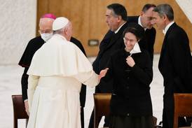 Vatikanen försvarar reform för kvinnor i centrala roller