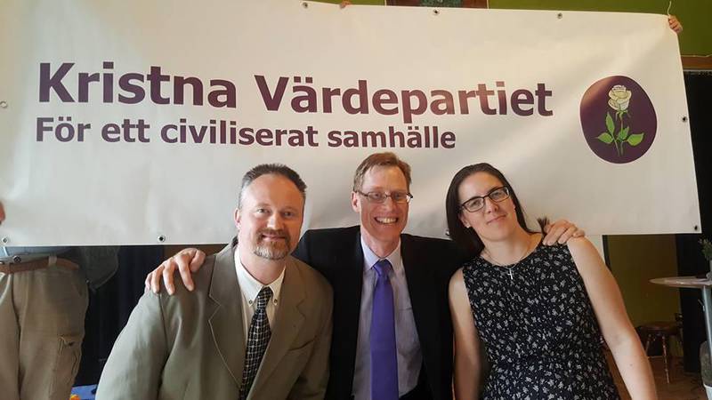 Partiledare Mats Selander i mitten, omgiven av André Juthe och Annette Westöö från partistyrelsen.