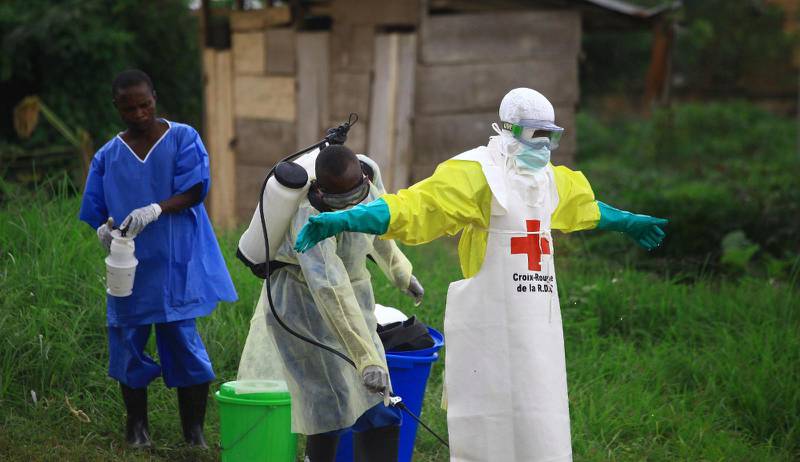 En sjuksköterska sprayar desinfektionsmedel på en kollega vid ett center där man behandlar ebola-patienter (Bild från Beni i östra Kongo, 9 september). Kristna i området uppmanas att hålla sig hemma och inte gå till kyrkan.