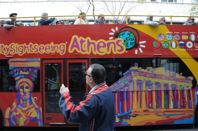 Utflykt. Se Aten från en buss eller ta spårvagnen för att se grekernas vardag.