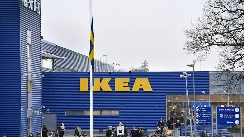 Flaggan på halv stång utanför Ikeas varuhus i Kungens Kurva efter Ingvar Kamprads bortgång.