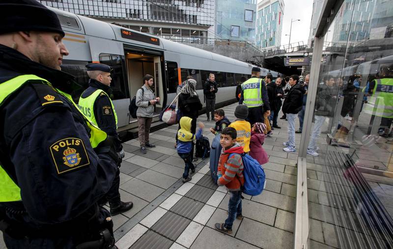 Ankommande tåg stoppas vid en station i Hyllie utanför Malmö och ombordvarande som saknar ID-handlingar erbjuds söka asyl. 