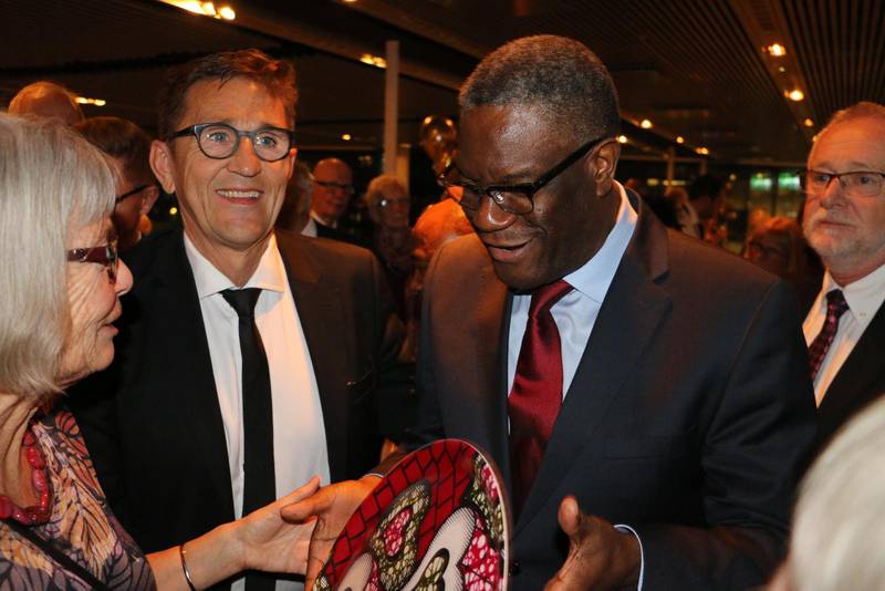Birgitta Persson och pastor Urban Ringbäck möter Denis Mukwege.