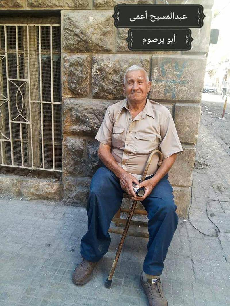Abo Barsoum framför sitt hem i Aleppo.