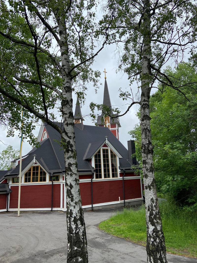 S:t Sigfrids kyrka ligger ganska avskilt i Aspudden i Stockholm. Men bara ett stenkast bort passerar Essingeleden och många förbipasserande har nog sett det röda kyrktornet sticka upp.