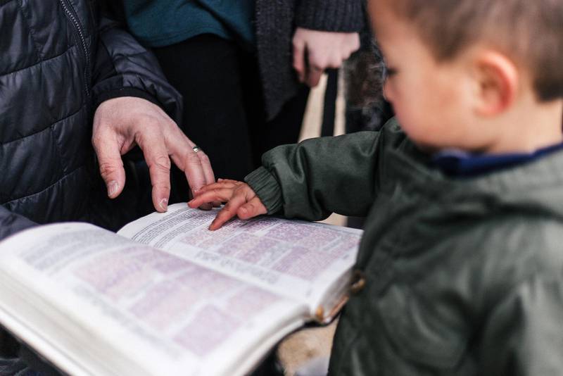 Barnen behöver en gammal bok som håller även i tider när allt annat svajar. Det menar barnteologen och pastorn Maria Furusand och biskopen och bibelforskaren Sören Dalevi.