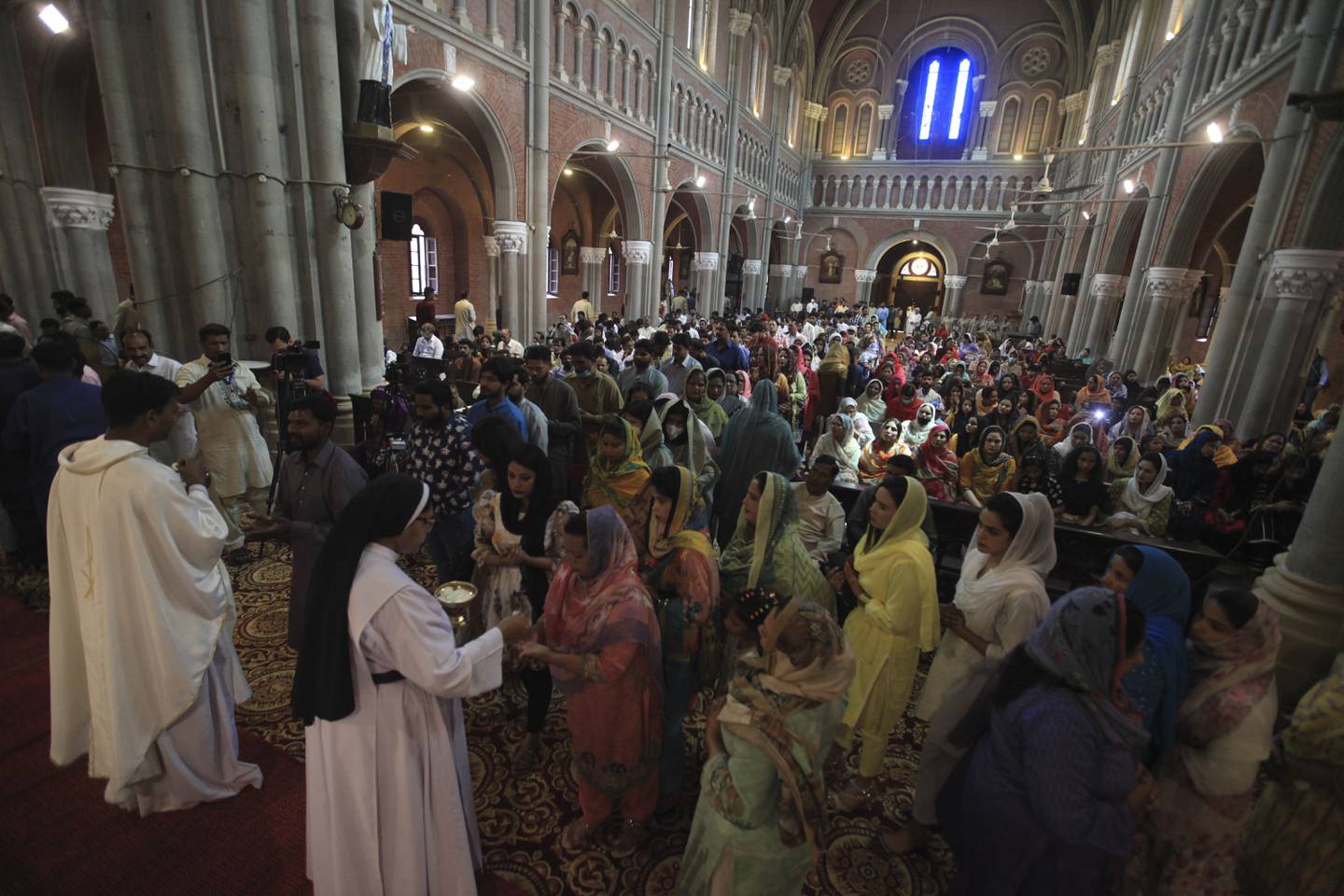 Gudstjänstfirare samlade på påskdagen i Heliga hjärtats katedral i Lahore i Pakistan.