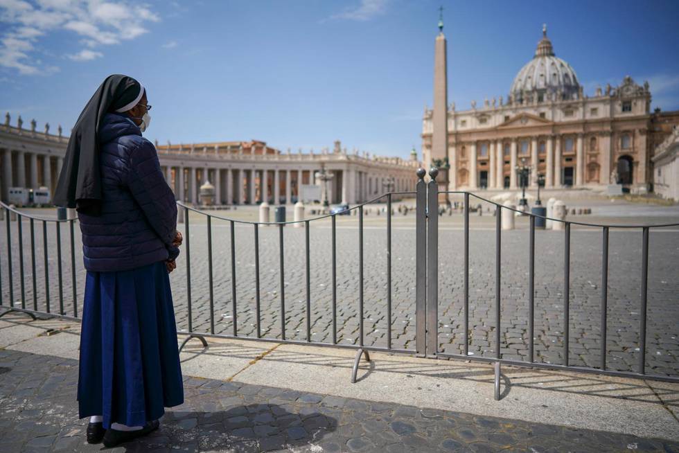 En nunna blickar in över Vatikanen, en nunna som inte har med innehållet i texten att göra.