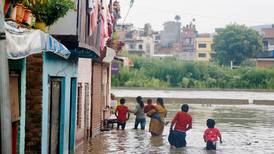 Nepal hårt drabbat av pandemi och översvämningar