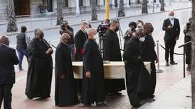 Tutus kropp förd till katedral - begravs på nyårsdagen