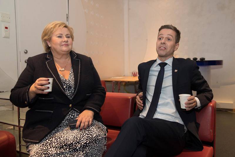 Statsminister Erna Solberg avgick som vinnare - nu avgår Kristelig Folkepartis ledare Knut Arild Hareide (till höger).