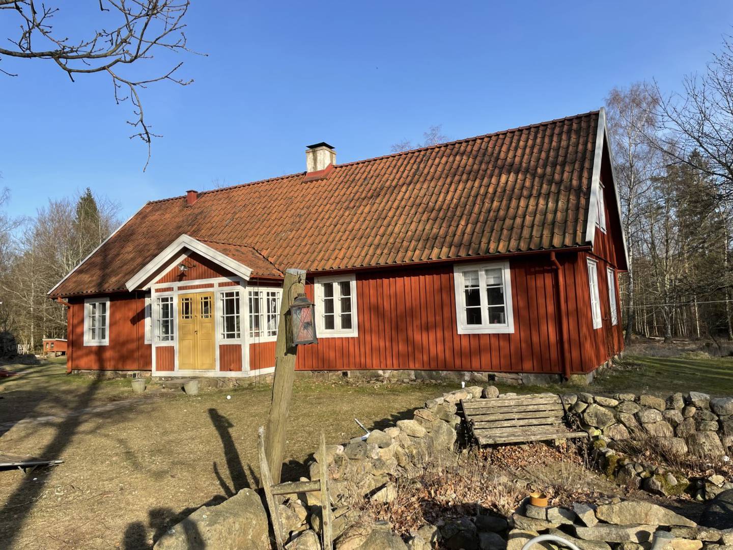 Så här ser huset som Marta Fjällström och hennes familj bor i, ut i dag. Takets tegel är begagnat, virket kommer från den egna skogen och är målat med äggolljetempera och linoljefärg.