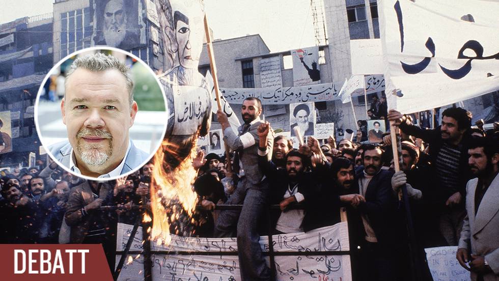 Odaterat foto från 1979 bränner demonstranter en bild av Shah Mohammad Reza Pahlavi under en demonstration framför USA: s ambassad i Teheran, Iran.